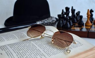 Lernmaterial - Brille, Buch und Schachbrett