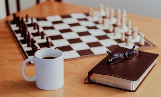 Ueber mich - Kaffee, Buch und Schachbrett